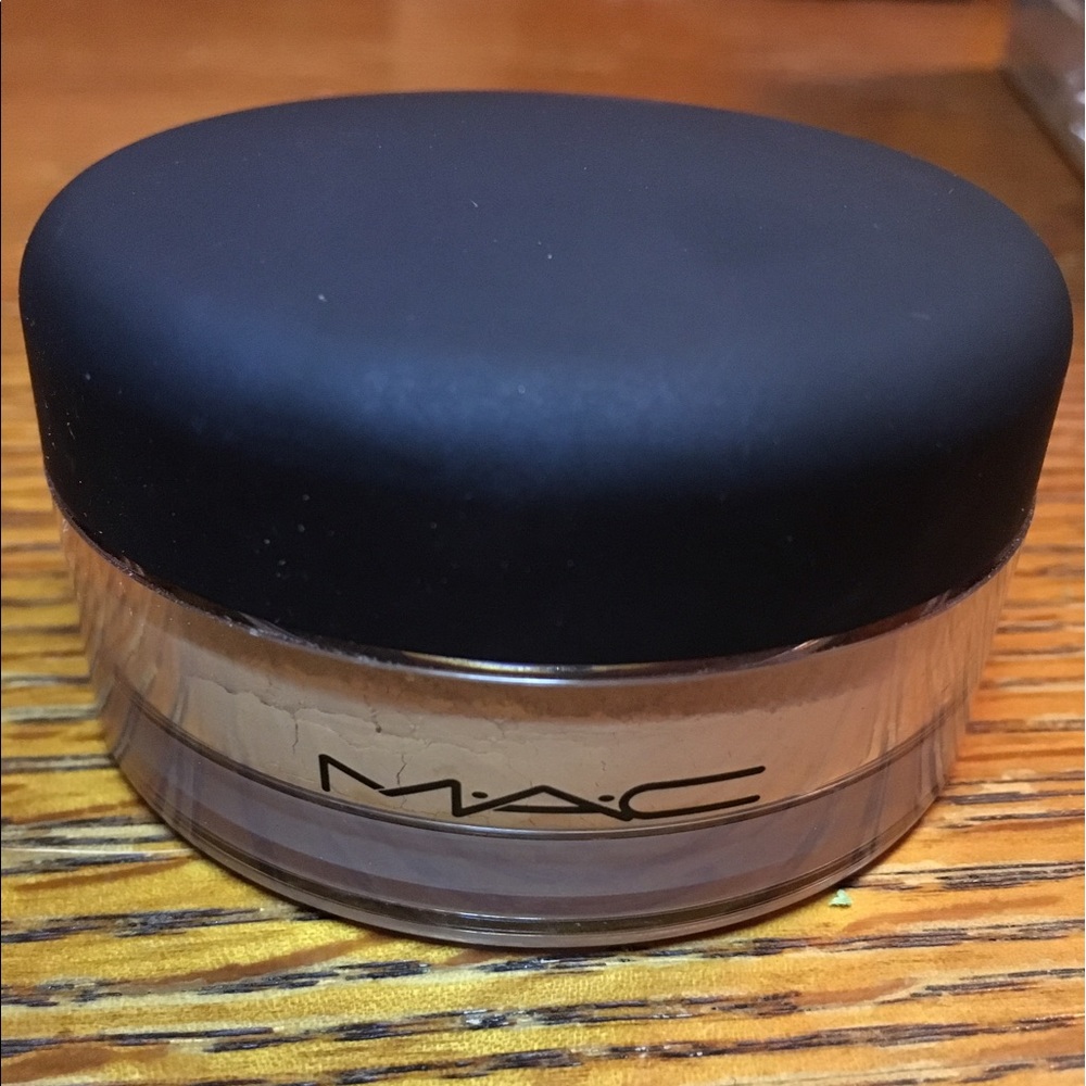 MAC Mineralize Foundation Loose Powder Extra Light